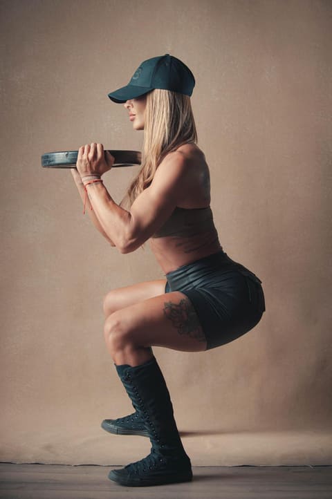 Noelia haciendo una sentadilla de perfil
